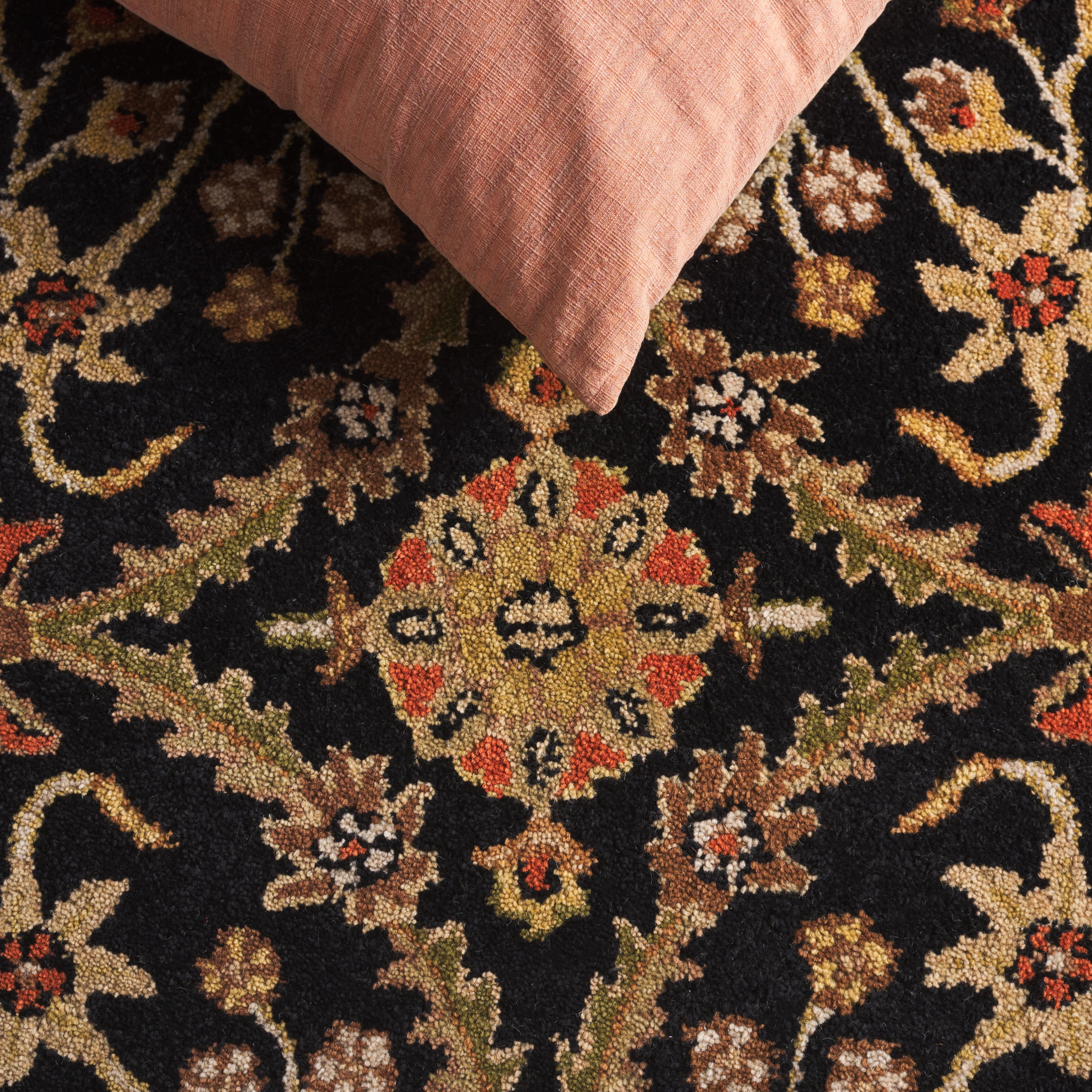 SAFAVIEH Antiquity Beaumont Traditional Wool Area Rug, Black/Ivory, 6' x 6' Round