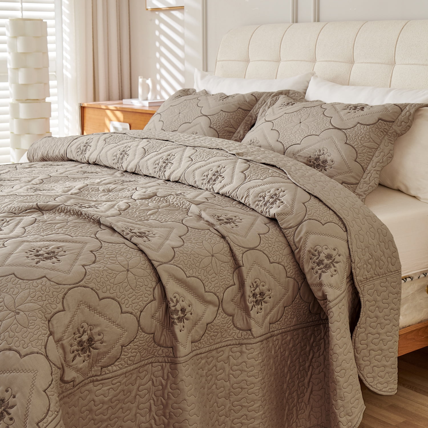 Evenhug Floral Embroidery Quilt Set,3-Piece Queen Diamond Floral Pattern Bedding Set,Soft Lightweight Bedspread for All Season(Taupe,90"x90")
