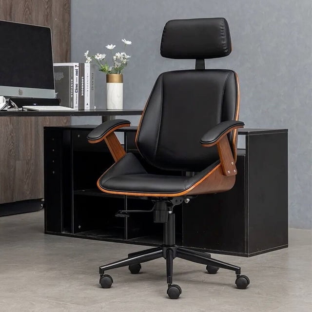 gaming chairs modern home furniture lift swivel backrest chair leather luxury comfortable computer boss silla office furniture Azul. Vista 3/4 frontal de silla ejecutiva con reposacabezas ajustable; asiento y respaldo tapizados en material tipo cuero negro con borde Azul, apoyabrazos con paneles de madera curvada, mecanismo elevador visible y base metálica con cinco ruedas; situada frente a un escritorio, adecuada para gaming o trabajo en PC.