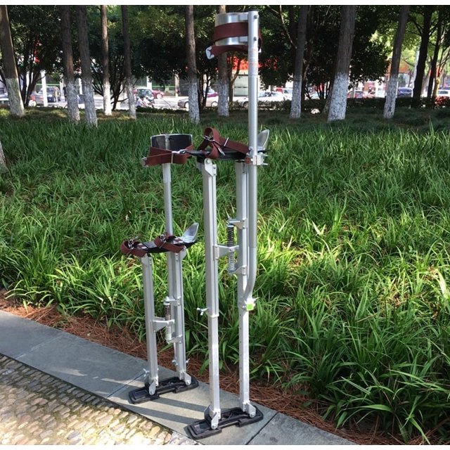 Plateforme Surélevée en Alliage d'Aluminium Réglable avec Sangles de Sécurité et Coussinets Noirs (Ensemble de 4 Pcs) – Idéal pour les Performances de Clown, la Construction Intérieure et les Travaux de Rénovation; Durable, Facile à Installer
