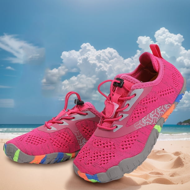 Zapatos de agua para niños A los zapatos descalzos de los niños.