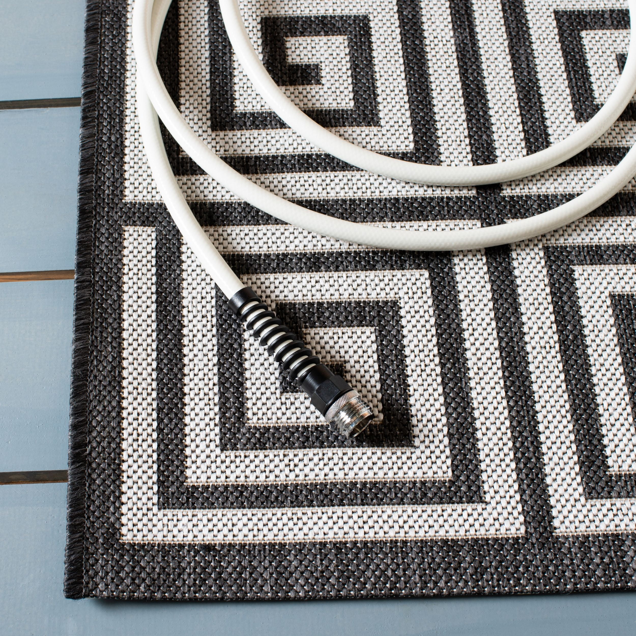 SAFAVIEH Beach House Johan Geometric Indoor/Outdoor Area Rug, Light Grey/Charcoal, 9' x 12'