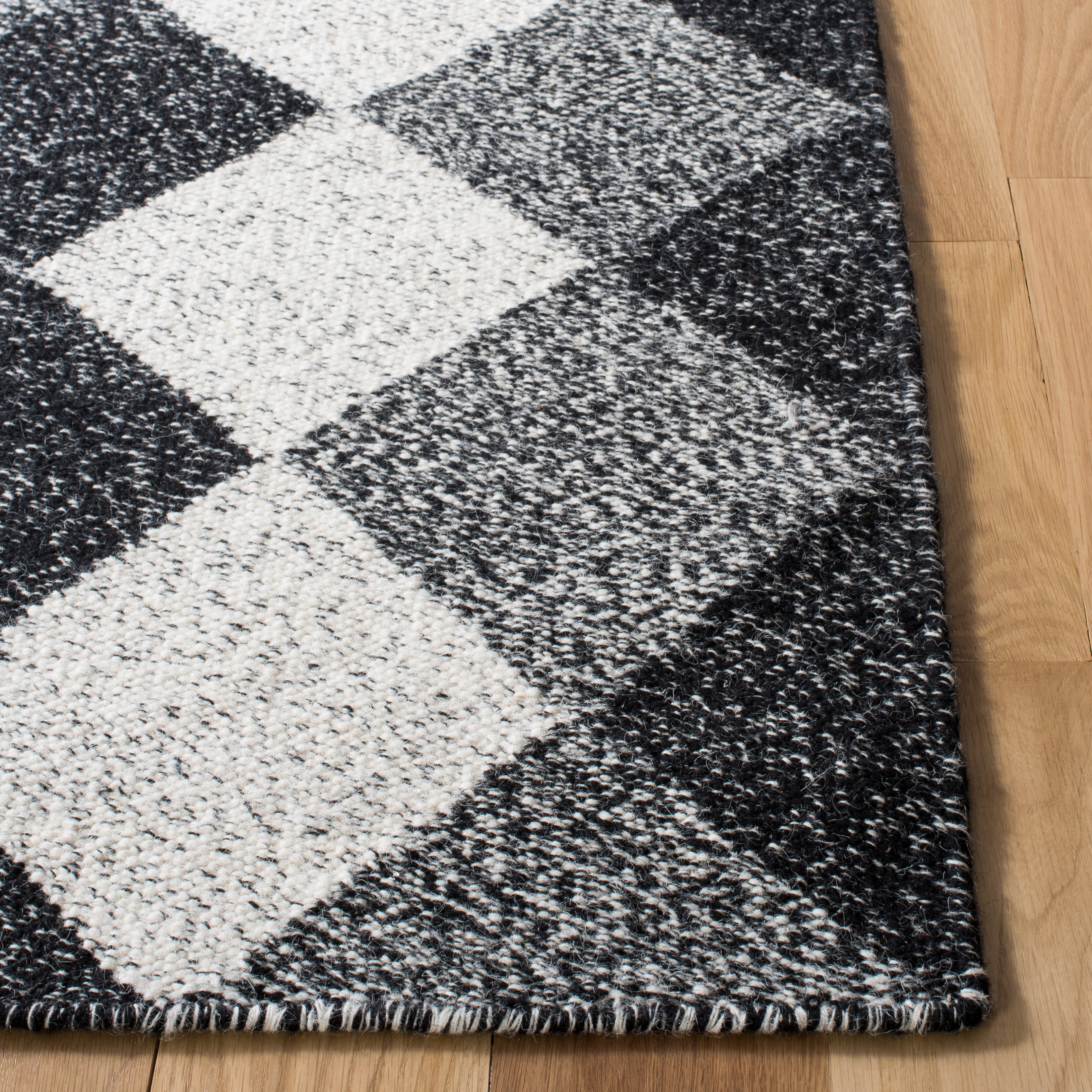 SAFAVIEH Kilim Einri Diamond Area Rug, Black/Ivory, 5' x 8'