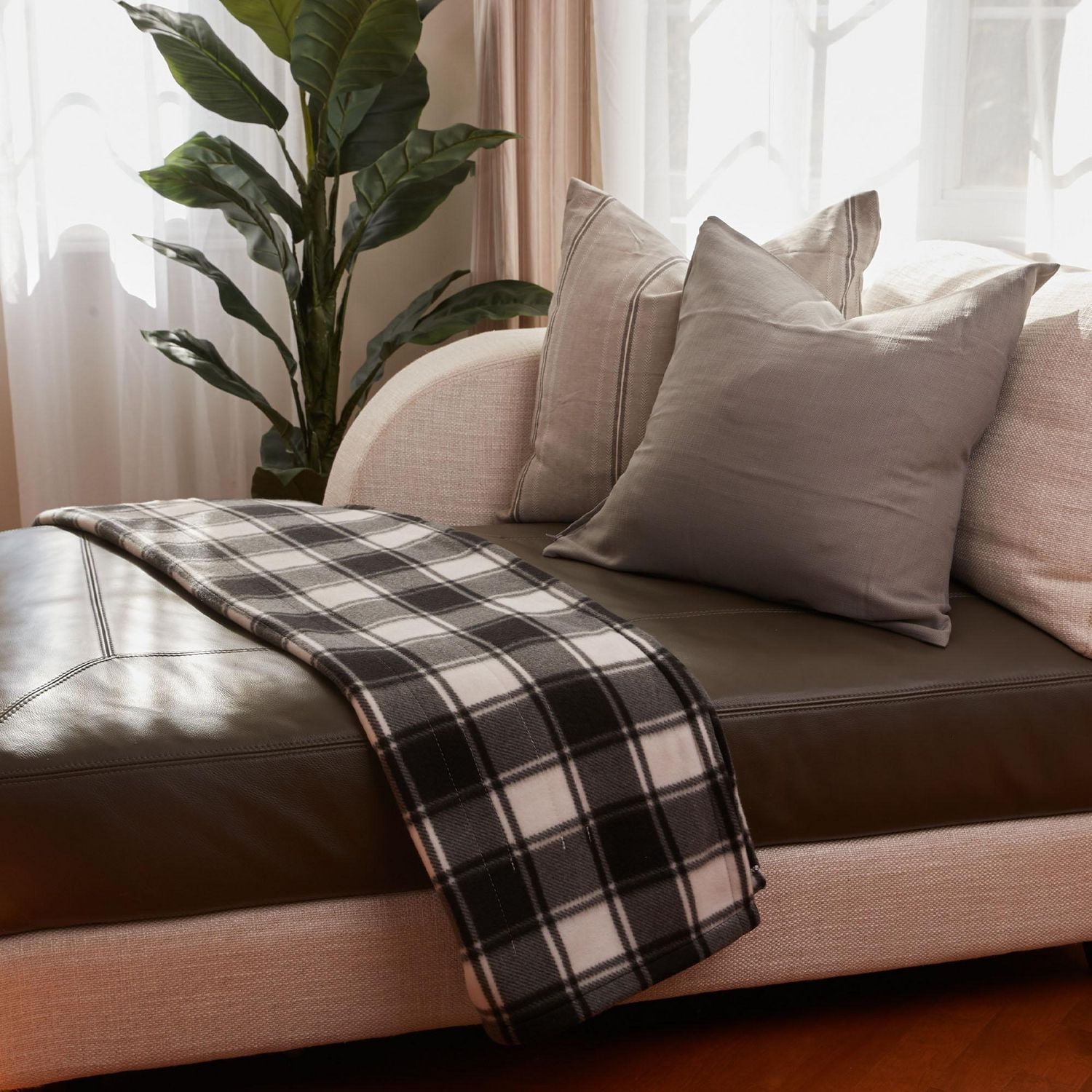 Sunbeam Fleece Electric Heated Throw, White Buffalo Plaid, 4 Heat Settings, 4-Hour Auto Shut-Off, Cozy Warmth, 50" x 60", Heated throw, 50" x 60"