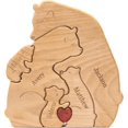 thumbnail image 1 of Adorno de Oso de Madera Personalizado XINYU Escultura de Oso con 2 a 8 Nombres de Familia, 1 of 7