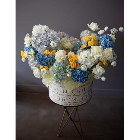 Sky Light - Large box with European hydrangea and roses