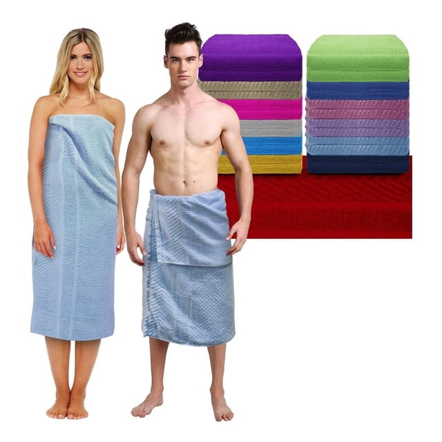 set 2 toallas baño completo 100% algodón grand grano de oro blanco nubisuave Toallas blancas tamaño baño completo 100 x 170 cm con textura grano de oro, apiladas junto a otras toallas de colores; mujer envuelta y hombre con toalla tipo pareo para mostrar caída y cobertura, algodón ultra suave, absorbente y de secado rápido, aptas para ducha, gimnasio o yoga.