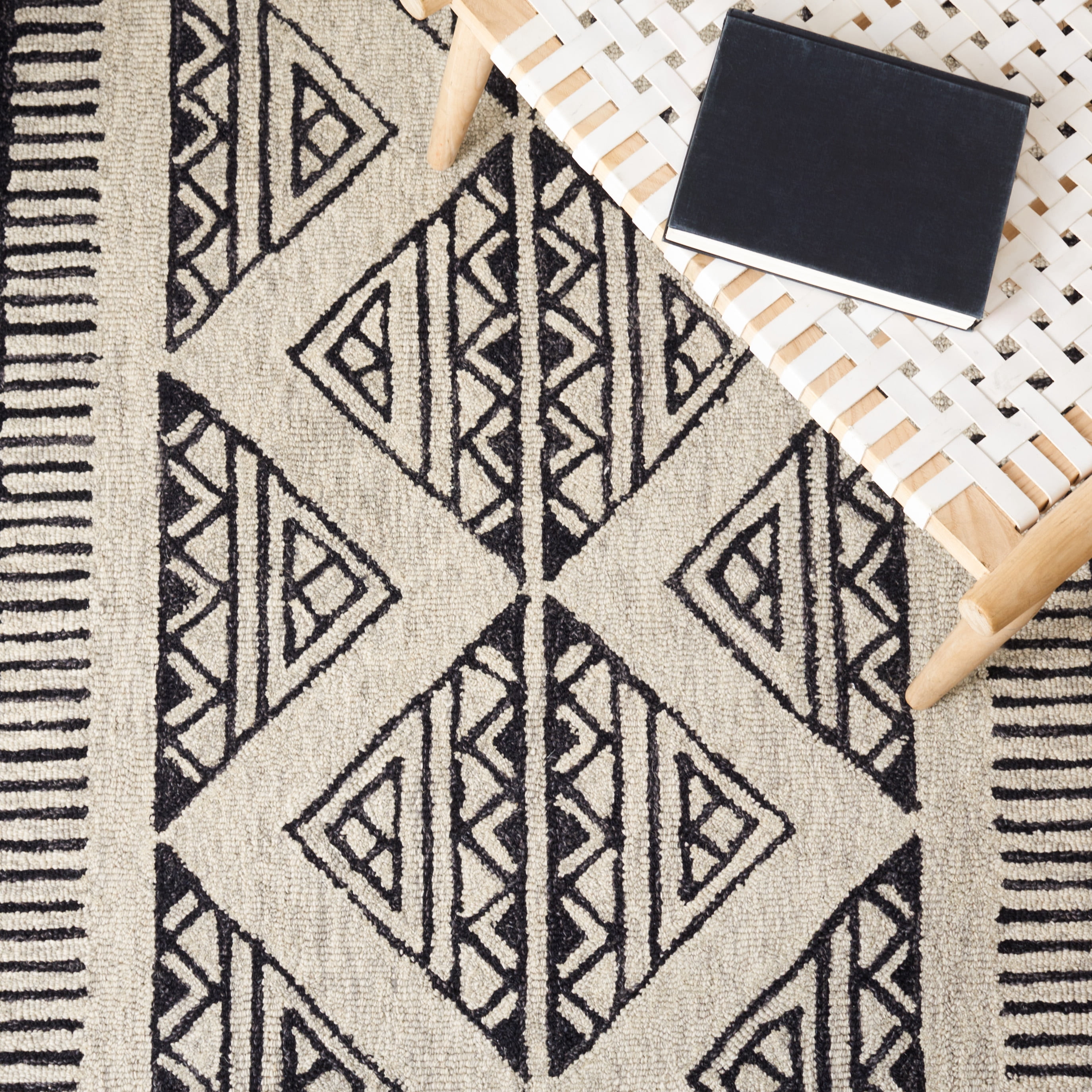 SAFAVIEH Metro Andrew Diamond Area Rug, Black/Beige, 5' x 8'