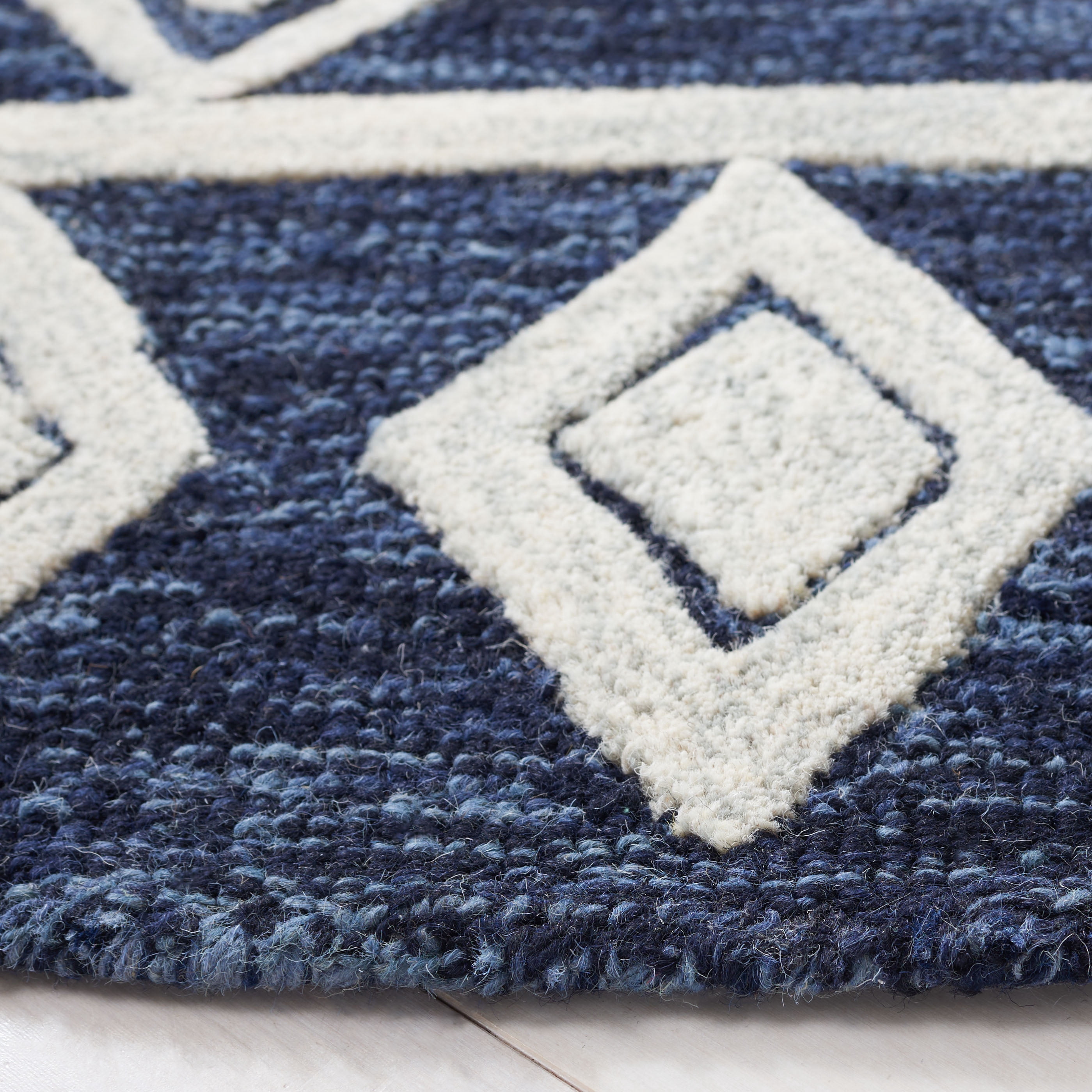 SAFAVIEH Abstract Torrey Geometric Wool Area Rug, Navy/Ivory, 6' x 6' Round