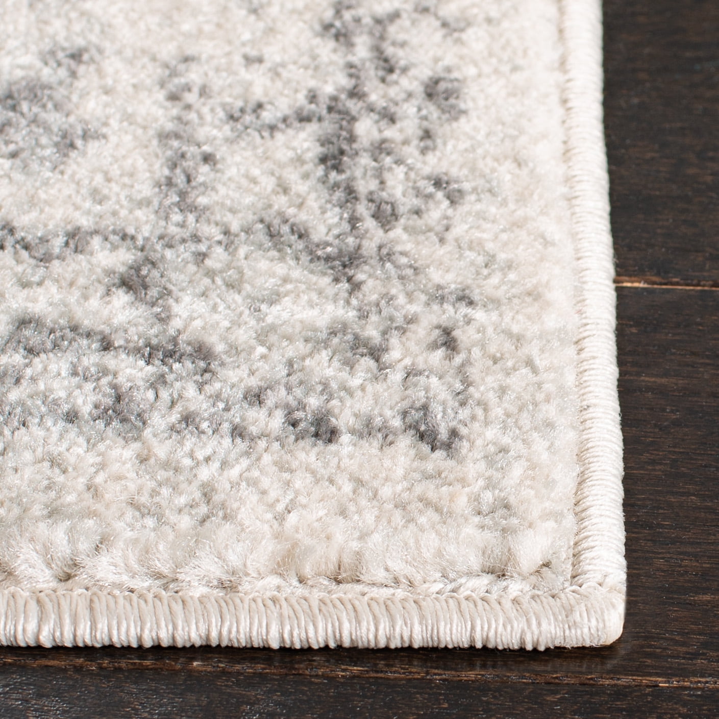SAFAVIEH Accent Rug 3x5 - Evoke Collection - Traditional Design, Ivory & Grey, Non-Shedding & Easy Cleaning, Ideal for Living Room, Bedroom, Dining Space, Entryway, Bathroom, Bedside
