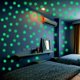 thumbnail image 2 of 50 piezas de pegatinas de pared con forma de copo de nieve luminoso de Navidad que brillan en la oscuridad, pegatinas de pared fluorescentes para fiestas de Navidad y Año Nuevo en el hogar, 2 of 5