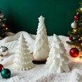 thumbnail image 4 of Bougie Parfumée en Cire de Soja Faite à la Main Arbre de Noël Vanille Française Blanche, 4 of 6