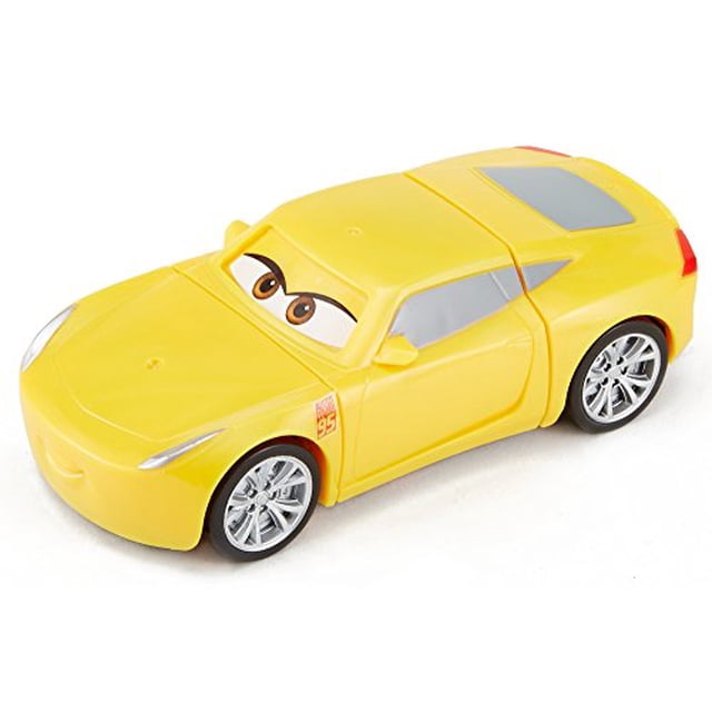 disney pixar cars 3 race & reck vehículo rayo mcqueen Vehículo juguete amarillo en vista 3/4 frontal, carro compacto con ojos impresos en el parabrisas, ruedas plateadas de cinco rayos, emblema 95 en el costado y paneles moldeados; apto también para coleccionar y exhibir en estantería pequeña.