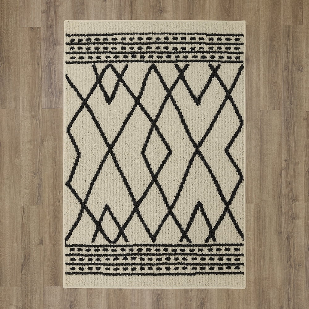 Mainstays Diamond Polyester Indoor Scatter Rug, Black and White, 30” x 45”