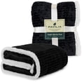 thumbnail image 1 of Manta decorativa Pavilia 127 x 152 cm suave reversible negra, 1 of 3