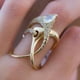 thumbnail image 1 of Anillo Geométrico de Circonita con Gota de Agua Pequeña Personalizada En Oro Claro, 1 of 7