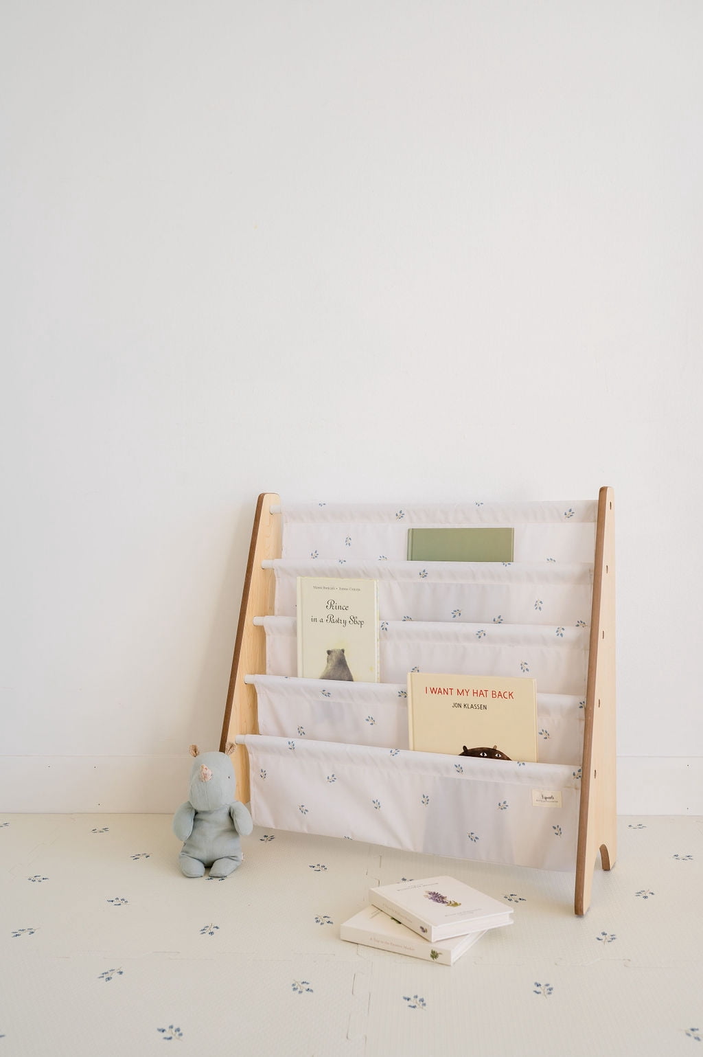 3 Sprouts Recycled Fabric Kids Book Rack Storage Bookshelf Organizer in Blueberry Ivory for Ages 3+