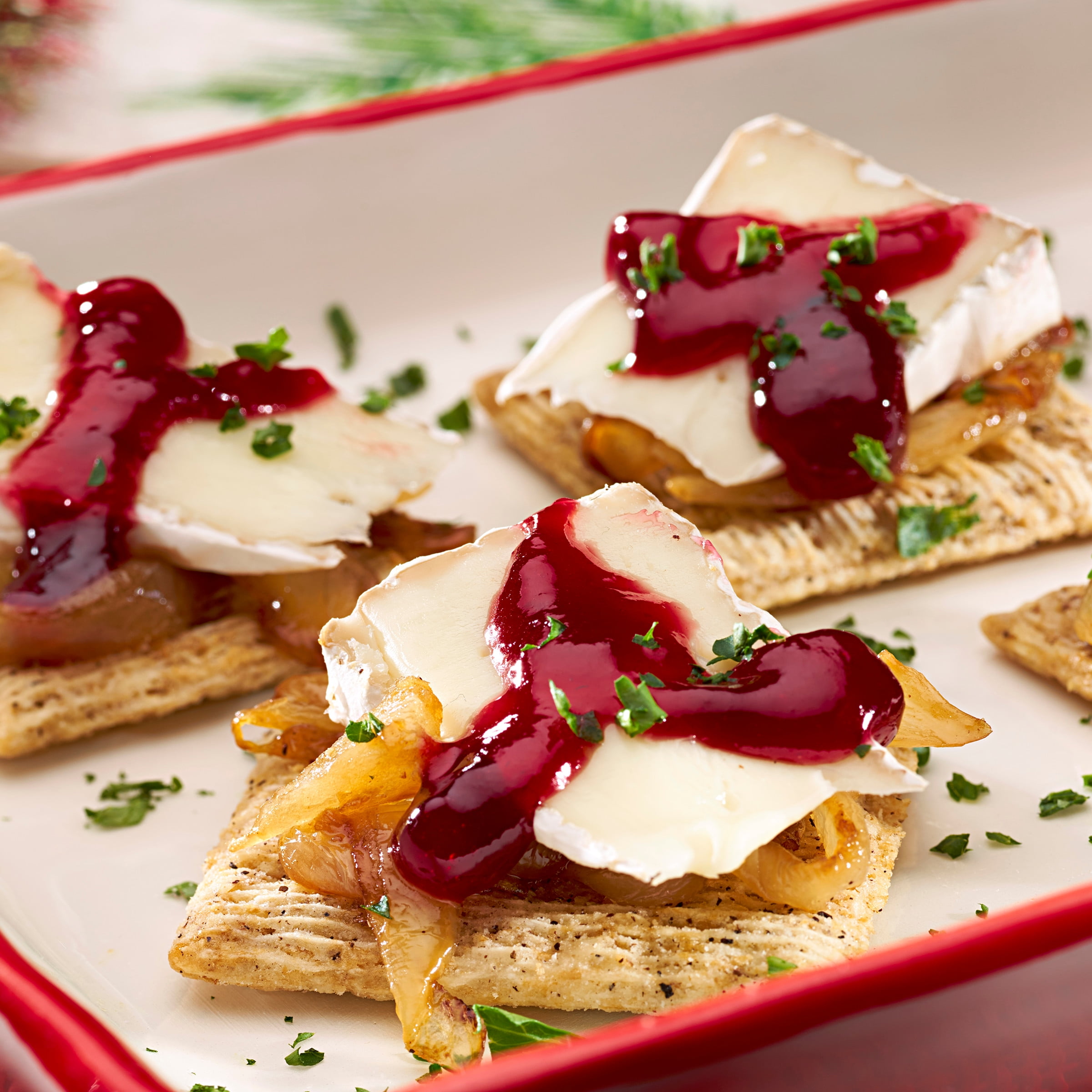 Triscuit Cracked Pepper & Olive Oil Snacking Crackers, 200 g