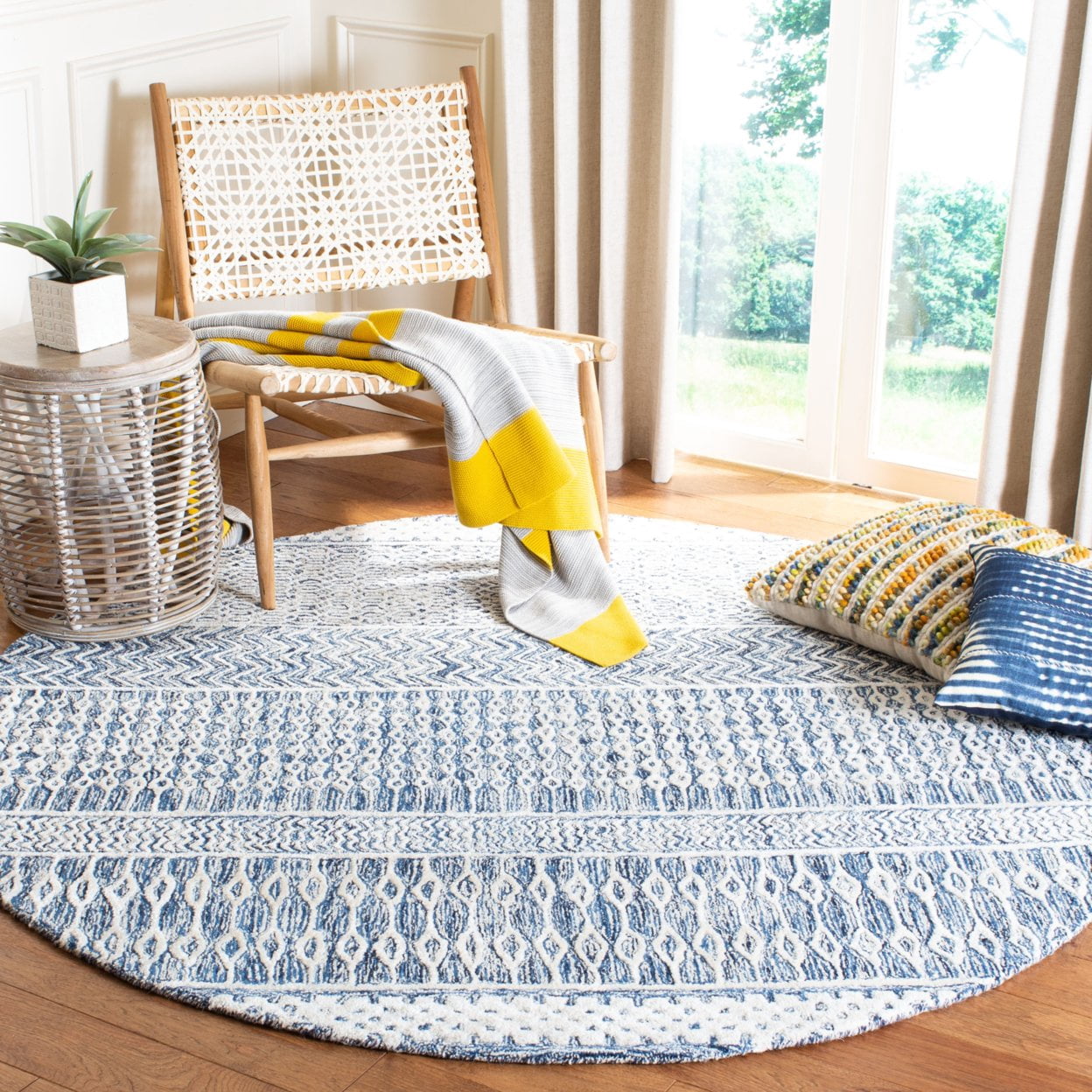 SAFAVIEH Glamour Collection GLM538N Navy / Ivory Rug