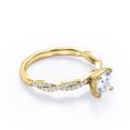 thumbnail image 3 of JeenMata Anillo de Compromiso de 4 Puntas con Diamantes de Talla Princesa con Detalles Pavé en Oro Amarillo de 10 K, 3 of 6