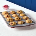 thumbnail image 3 of Molde para 12 cupcakes Farberware. Acero con antiadherente, rojo, 3 of 6
