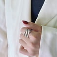 thumbnail image 3 of Anillo de acero de titanio simple de moda, diseño femenino, sentido de nicho, anillo de moda de acero inoxidable con temperamento de oro de 18 quilates, 3 of 5