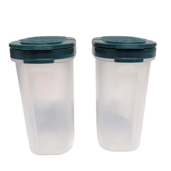 Juego de 2 recipientes grandes para especias Signoraware Big Sprinkles N Spice con tapa doble, color granate.