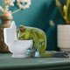 thumbnail image 4 of Rana Divertida Rana Delante Del Inodoro Rana Vomitando Estatua Decoración De Escritorio 1 Unidad, 4 of 8