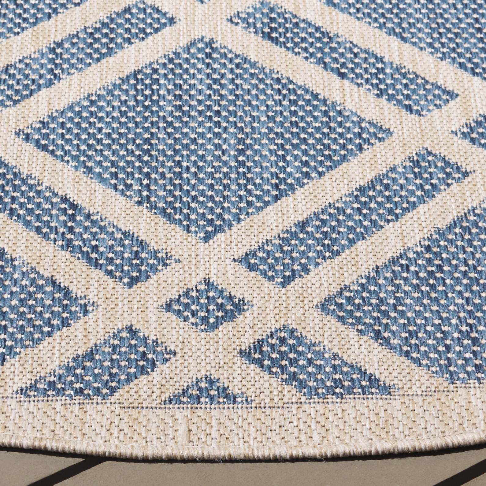 SAFAVIEH Beach House Aylen Geometric Indoor/Outdoor Area Rug, Blue/Ivory, 6'7" x 6'7" Round