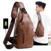 Bandolera unisex de piel, estilo bandolera, con puerto USB y orificio para auriculares, ideal para senderismo, camping y viajes al aire libre.
