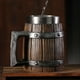thumbnail image 5 of Jarra de Cerveza de Acero Inoxidable | Diseño de Barril de Gran Capacidad (600 Ml) | Estilo Vintage Imitación Madera | Vaso de Pie para Cerveza y Café, 5 of 6