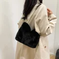 thumbnail image 5 of Nuevo bolso de felpa para teléfono móvil, moderno bolso bandolera con cadena de perlas, bolso de hombro versátil de estilo extranjero para mujer, 5 of 5