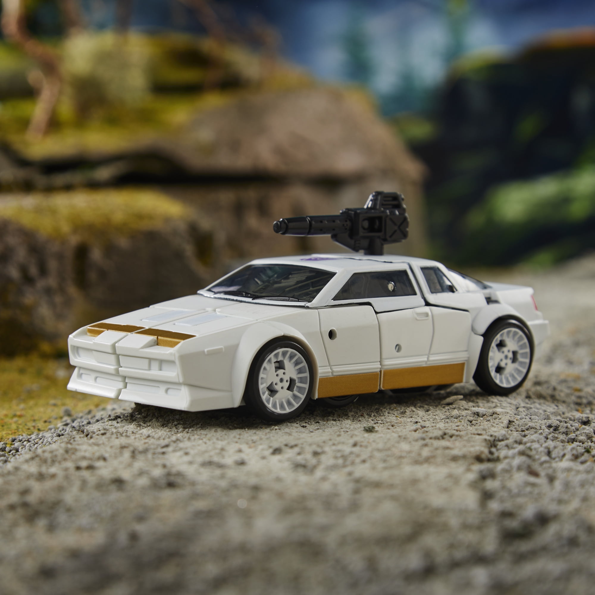 Transformers Generations War for Cybertron Deluxe WFC-E37 Runamuck