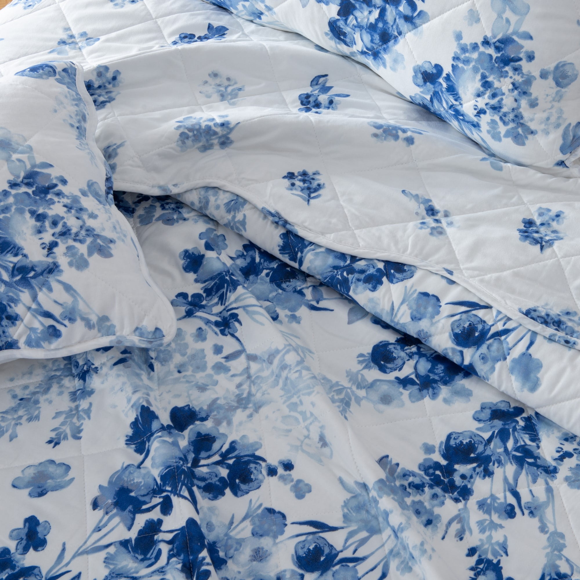 Great Bay Home Floral Reversible Reversible Quilt Set With Shams  (Full / Queen, Jacqueline)