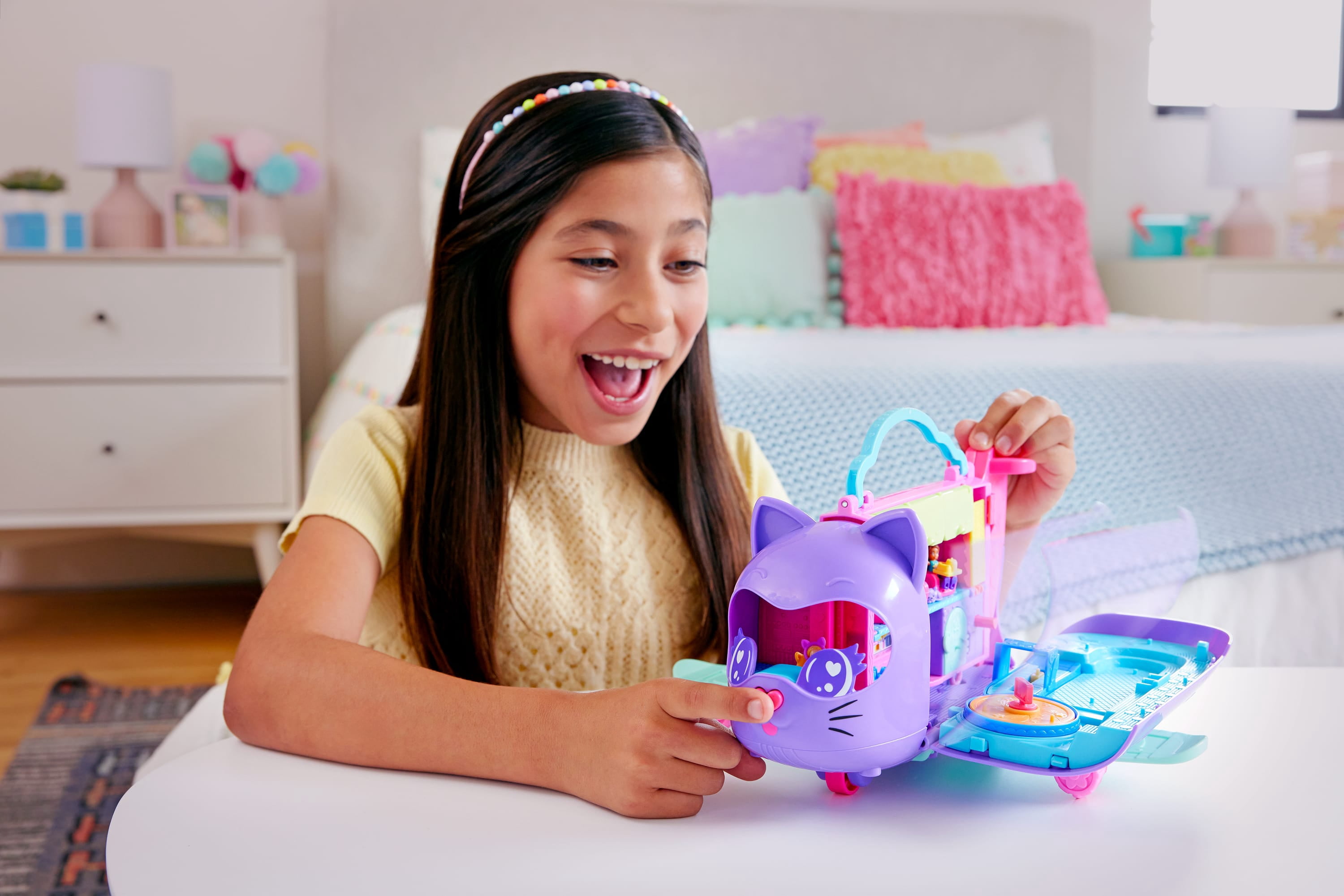 Polly Pocket Kitty Airways Playset with 2 Micro Dolls and Pet, Airplane Travel Toy with Accessories