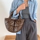 thumbnail image 5 of Bolso Mano Plumas para Mujer Bolso Mano Elegante Y Acolchado Bolso Compras Diario (marrón), 5 of 9