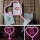 thumbnail image 3 of Letrero de neón LED con forma de corazón rosa, luz nocturna, arte decorativo, base de soporte, lámpara de mesa para el hogar, niños, bodas, Navidad, fiestas de cumpleaños, funciona con USB o pilas., 3 of 4