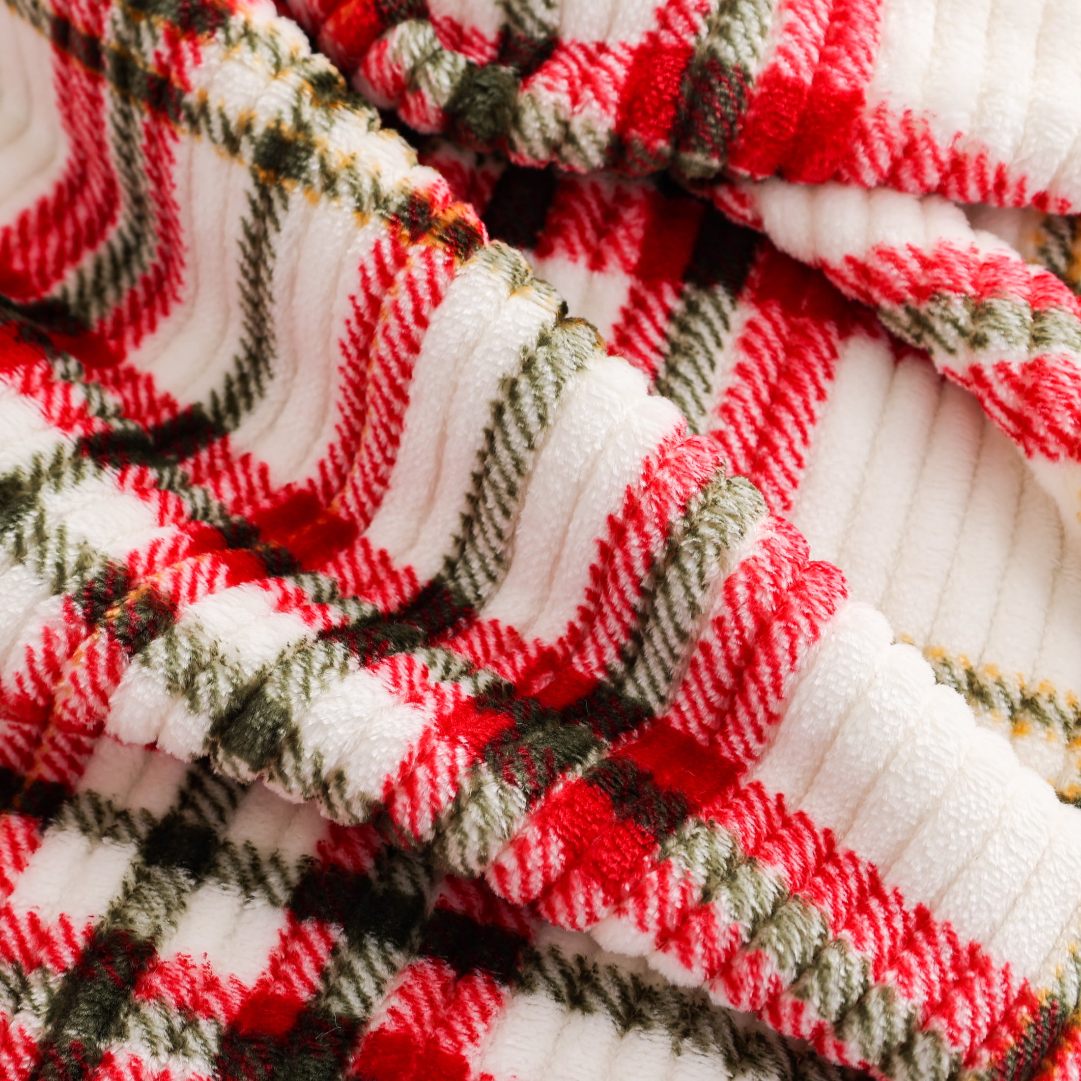 Better Homes & Gardens Printed Velvet Plush Reverse to Faux Fur Super Soft Throw Blanket, Oversized, Red Plaid