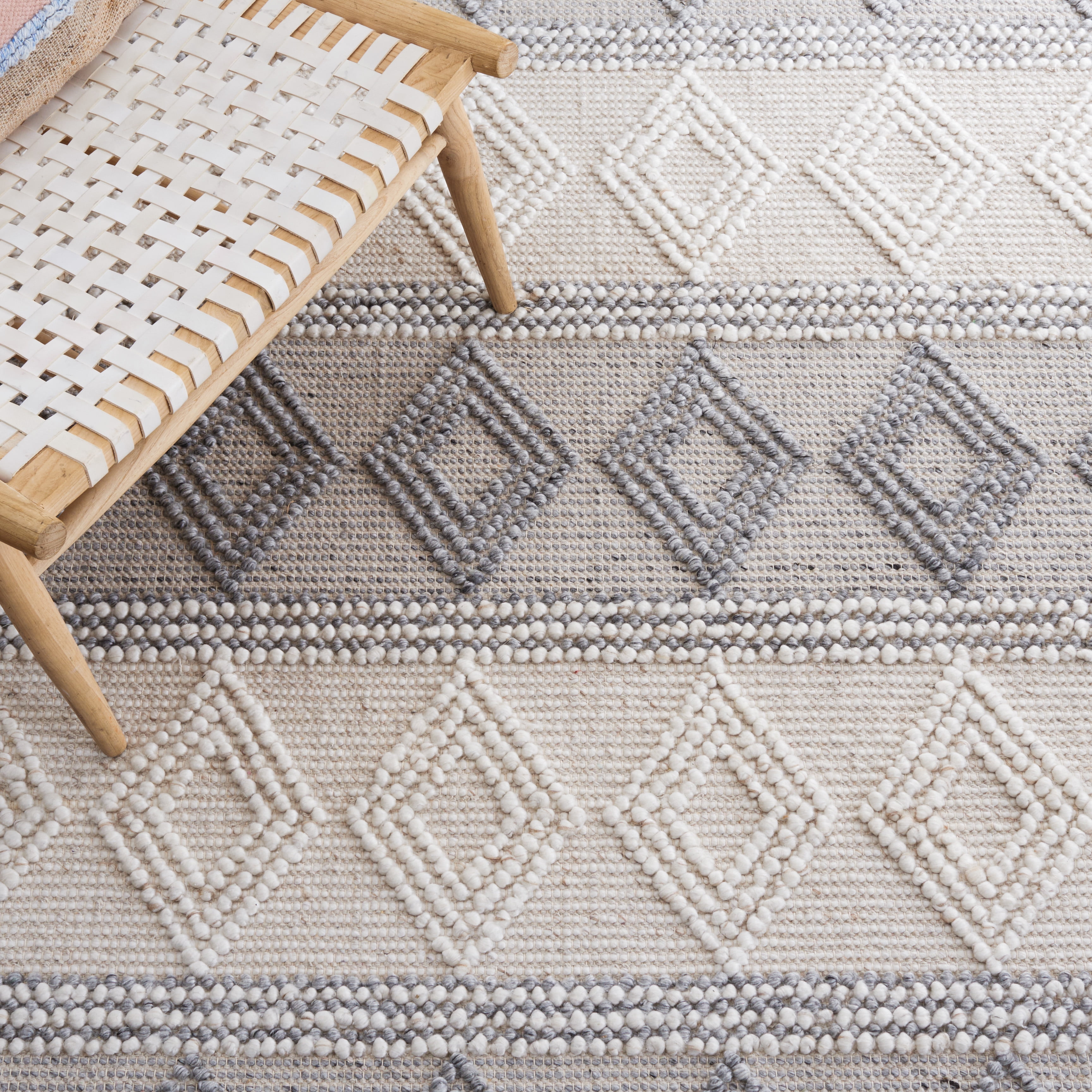 SAFAVIEH Natura Andrina Southwestern Area Rug, Ivory/Grey, 6' x 6' Round