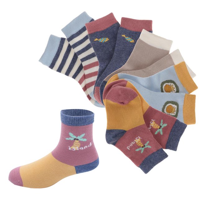 calcetines tobilleros de juegos para niños de antideslizantes o accesorios multicolor, lote de 5 pares en abanico, vista frontal; tobilleros con puño acanalado y punto fino de algodón peinado, diseños surtidos de rayas, bloques de color y pequeños motivos bordados (pez, piña, flor) en tonos azul, mostaza, rosa y marino sobre fondo blanco de estudio. Ideal para niño o niña y uso diario.