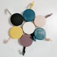 thumbnail image 5 of Paquete de 10 ganchos adhesivos para cocina y baño – Ganchos adhesivos de color para paredes sin daños, ganchos impermeables para cocina y baño (blanco+negro), 5 of 5