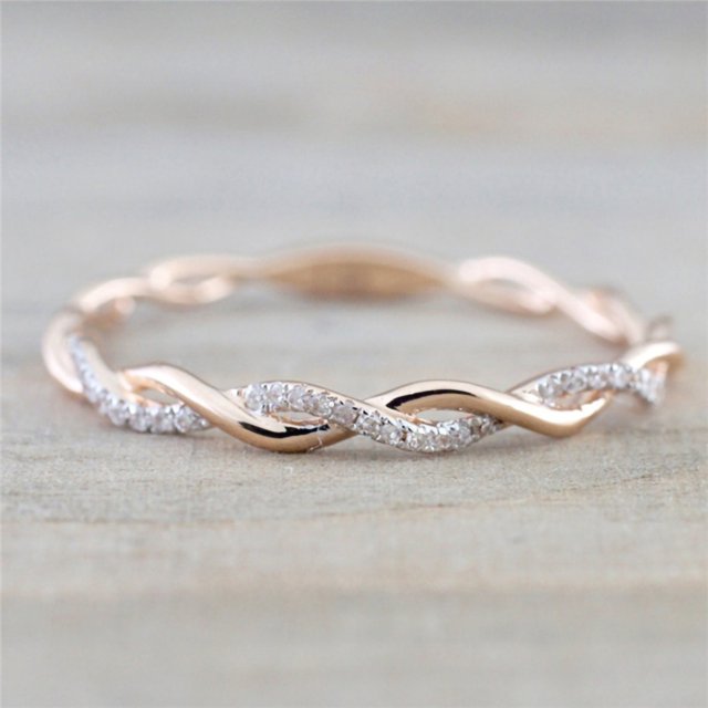 HEVIRGO Bague pour Femmes Forme Torsadée Incrustée de Strass Bague en Alliage Électroplaqué Bijou pour Fiançailles, Doré US 6