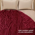 thumbnail image 4 of Manta Bedsure de forro polar de franela de color rojo oscuro, 230 x 230 cm, para sofá, 4 of 6