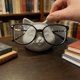 thumbnail image 2 of Bonito soporte para gafas de gato, pequeño soporte de resina para exhibición de gafas, organizador de gafas de escritorio para oficina, hogar, mesita de noche, estante decorativo, 2 of 8