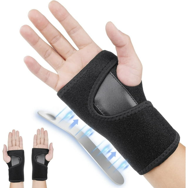 (mano derecha) muñequera ortopédica para el túnel carpiano, tendinitis y artritis, que ayuda a aliviar y tratar el dolor de muñeca y el túnel carpiano. Mano derecha en vista 3/4 mostrando la muñequera negra CHAO con cierre de velcro, dos correas elásticas ajustables y abertura para el pulgar; inserto de férula representado y tejido acolchado ligero sobre fondo blanco. Adecuada como soporte nocturno y para actividades deportivas y tareas diarias.