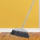 thumbnail image 5 of Escoba resistente para limpieza de pisos con mango largo para uso interior y exterior. Escoba angular para barrer. Escoba para puertas interiores. Escobas resistentes de mango largo para barrer., 5 of 8
