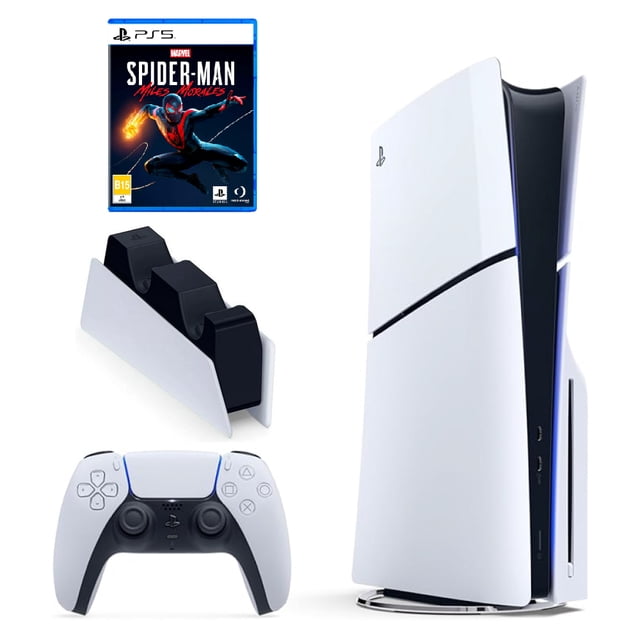 consola de videojuegos playstation 5 slim de 1tb, con marvel's spider-man: miles morales + regalo — Consola PS5 Slim blanca y negra en posición vertical con ranura de disco visible, control inalámbrico DualSense blanco con botones y luces azules, estación de carga doble para controles en blanco y negro y estuche del juego Spider-Man: Miles Morales sobre fondo blanco; la unidad es 20% más pequeña que la PS5 original según especificaciones; suele usarse también como centro de entretenimiento multimedia en espacios compactos.