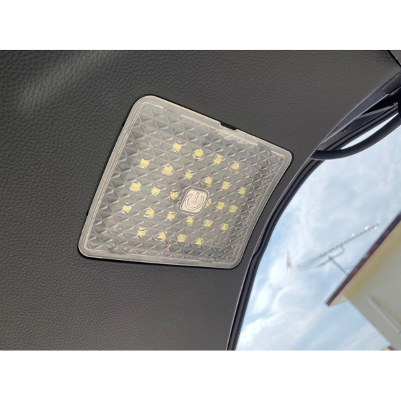 Aplicable a la luz del maletero del RAV4, luz adicional del portón trasero, luz del RAV4 serie 50