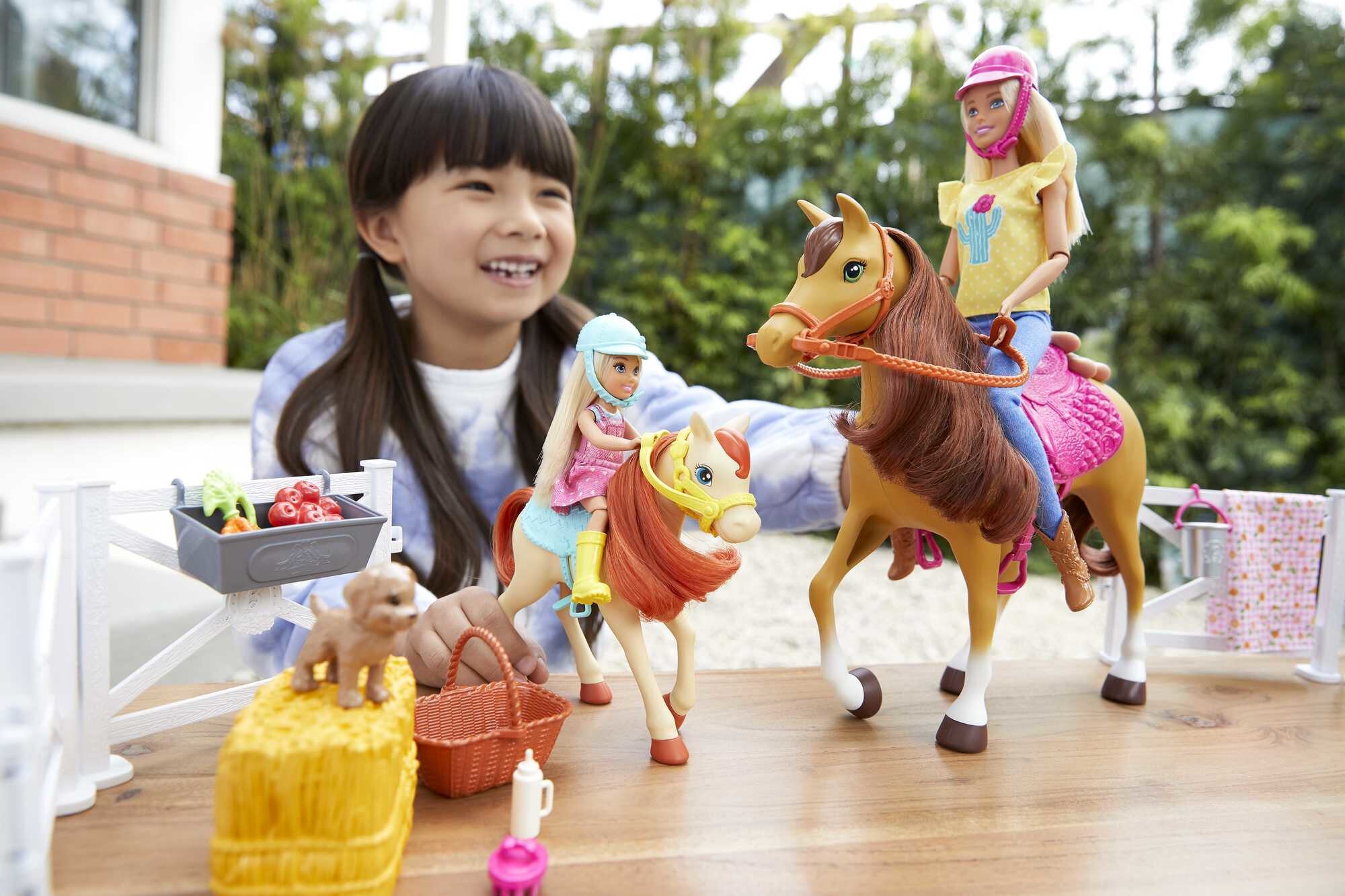 Barbie Hugs 'N' Horses Playset with Barbie & Chelsea Dolls, Blonde - image 2 of 6