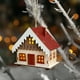 thumbnail image 1 of Adorno navideño de madera con luces LED | Cabaña luminosa con luces blancas cálidas | Cabaña de madera 3D para árbol, repisa o porche | Decoración festiva de 10 x 9 x 5,5 cm, 1 of 6